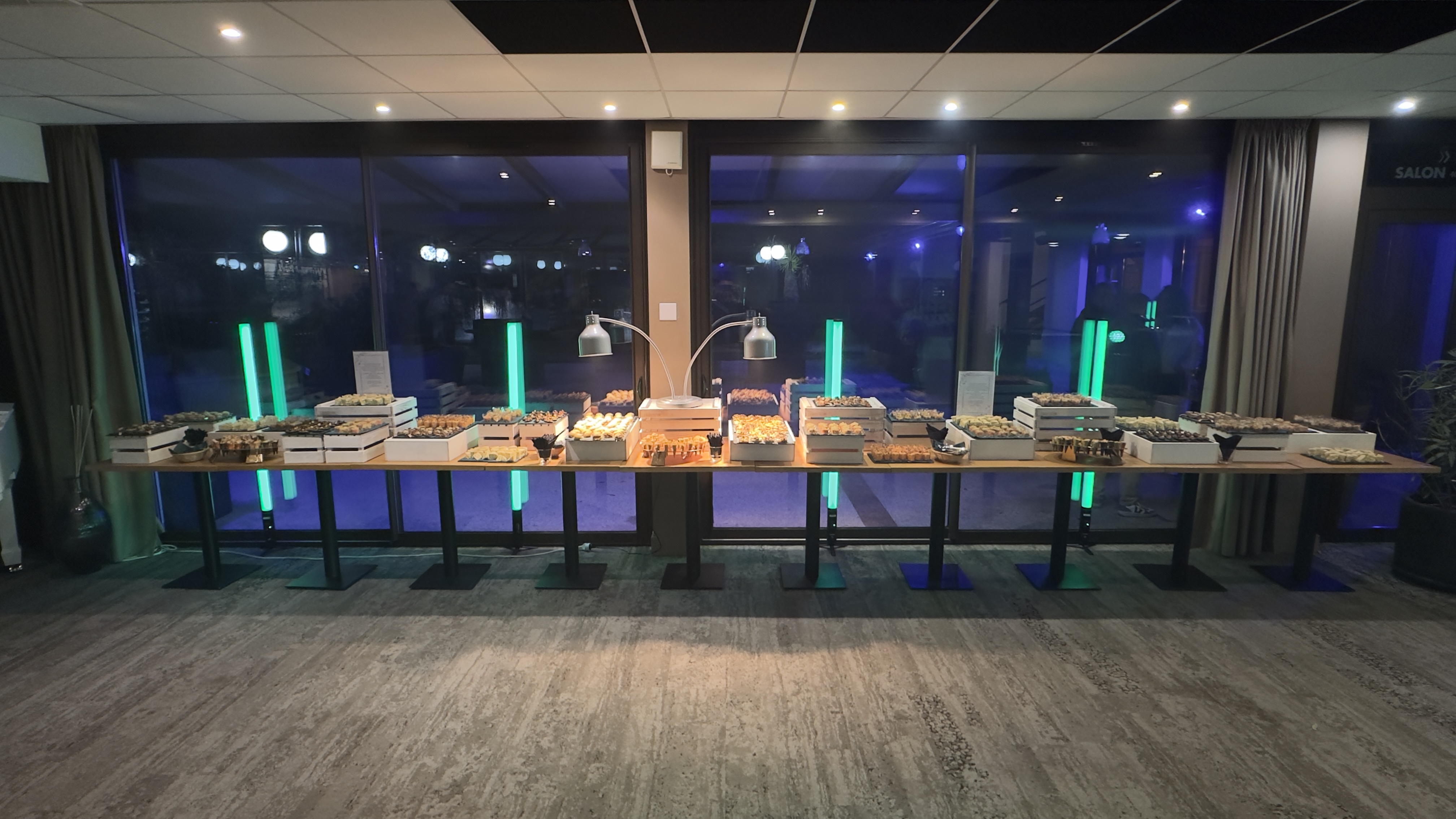 Buffet avec éclairage LED pour soirée professionnelle